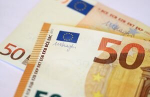 O euro se recuperou e pressionou o peso colombiano em meio às tensões globais, assim encerrou o dia 25 de fevereiro.