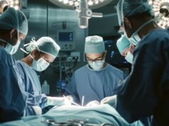 Mulher processa seu cirurgião após cirurgia estética: tribunal rejeita reclamação