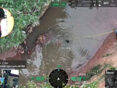 Eles procuram um menino argentino arrastado por uma cachoeira durante uma tempestade no Paraguai.