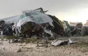 Pelo menos 15 pessoas morreram, 28 ficaram feridas e muitos veículos foram destruídos após a queda de um avião militar na Bolívia.