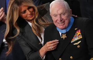 Um piloto de caça aposentado de Escondido, de 100 anos, recebeu uma Medalha de Honra