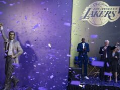 Durante a inauguração da estátua, Pat Riley lembra ao Lakers a chave para a vitória