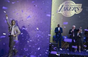 Durante a inauguração da estátua, Pat Riley lembra ao Lakers a chave para a vitória