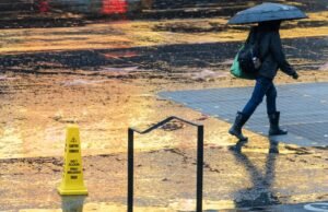 Uma tempestade na Califórnia fechou estradas, gerando alertas de enchentes. Veja quanto tempo vai demorar