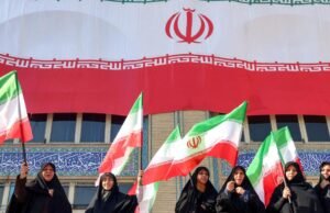 Os iranianos estão se preparando para um ataque dos EUA, enquanto alguns esperam uma mudança de regime