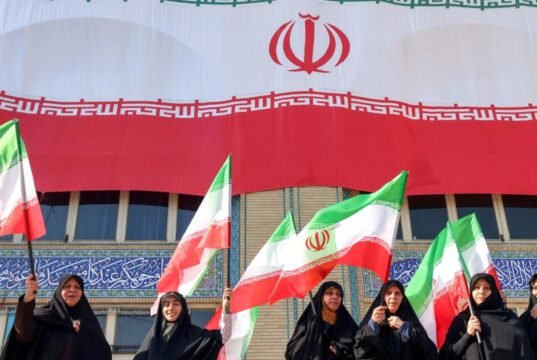 Os iranianos estão se preparando para um ataque dos EUA, enquanto alguns esperam uma mudança de regime