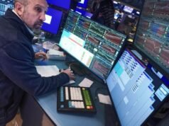 Os estoques caíram de forma mista, à medida que a produção diminui após um relatório decepcionante sobre os compradores