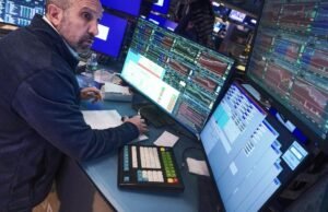 Os estoques caíram de forma mista, à medida que a produção diminui após um relatório decepcionante sobre os compradores