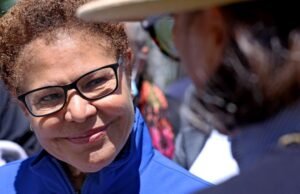 Carta: A prefeita de Los Angeles, Karen Bass, merece outro mandato