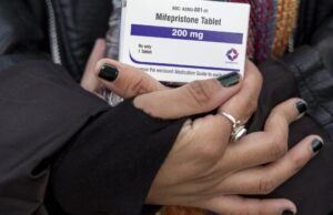Médico da Califórnia envia pílula abortiva para mulher do Texas. O amante processou o médico sob a nova lei