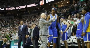 O técnico de basquete da UCLA, Mick Cronin, pede desculpas por demitir jogadores