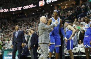 O técnico de basquete da UCLA, Mick Cronin, pede desculpas por demitir jogadores