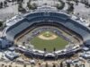 Os visitantes do Dodger Stadium não conseguiram se reunir, mas receberam seu salário