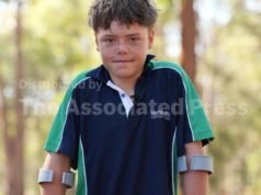 Um menino australiano de 13 anos nadou por horas para salvar sua família morta