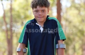 Um menino australiano de 13 anos nadou por horas para salvar sua família morta
