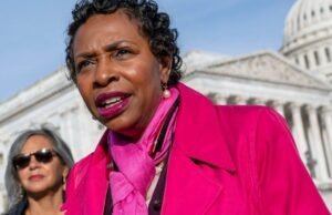 Presidente do Congressional Black Caucus critica Trump por postagem racista sobre Obamas