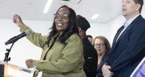 A Coalizão Trabalhista do Condado de LA apóia Karen Bass e classifica Raman como ‘oportunista político’