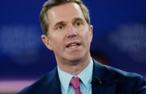 Andy Beshear e Gavin Newsom comparam enquanto observam a Casa Branca