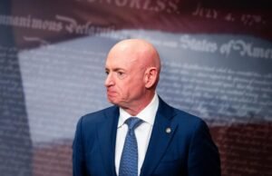 Juiz impede o Pentágono de punir o senador Mark Kelly por apelos para contestar ordens ilegais
