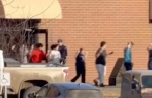 Atirador na Colúmbia Britânica, Canadá, mata 9 pessoas na escola e em casa, diz a polícia
