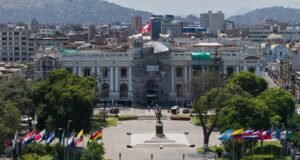 O Congresso do Peru impeachment do presidente interino depois que ele enfrentou acusações de corrupção