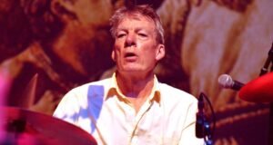 O baterista do Pogues, Andrew Ranken, morre aos 72 anos: ‘Coração da banda’