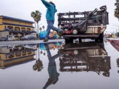 Fortes tempestades inundam rodovias SoCal, gerando alerta de enchente repentina