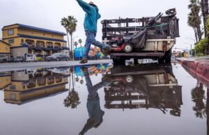 Fortes tempestades inundam rodovias SoCal, gerando alerta de enchente repentina