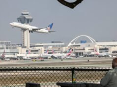 Ele voou de Los Angeles para Houston. Então, como ele acabou em Tóquio?