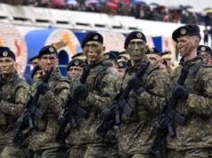 Milhares de pessoas marcham no Kosovo contra a justiça criminal no 18º aniversário da declaração de independência