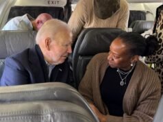 Biden voa comercial do Aeroporto Nacional Reagan e está preso em um atraso como todo mundo