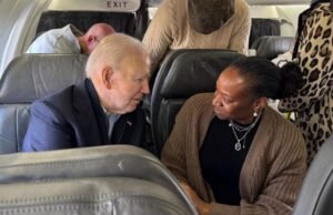 Biden voa comercial do Aeroporto Nacional Reagan e está preso em um atraso como todo mundo
