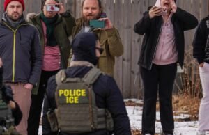 O que os independentes pensam sobre as recentes ações de imigração de Trump, de acordo com a nova pesquisa AP-NORC