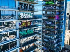 Compradores comparecem à famosa torre coberta de grafites do Oceanwide Plaza