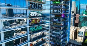 Compradores comparecem à famosa torre coberta de grafites do Oceanwide Plaza