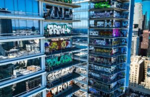 Compradores comparecem à famosa torre coberta de grafites do Oceanwide Plaza