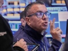 Queda nas ações de tecnologia e aumento do bitcoin atingem Wall Street