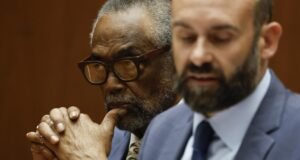 Curren Price, membro do conselho de Los Angeles, levado ao hospital após desmaiar na prefeitura