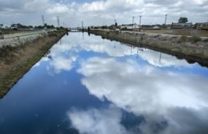 Moradores que processaram pelo cheiro do Canal Dominguez ganharam milhões