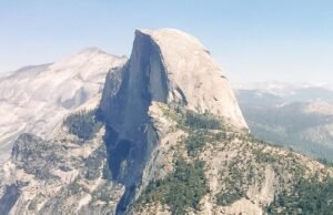 Um homem filmou-se fazendo BASE jumping em Yosemite, dizem autoridades federais. Ele disse que era IA