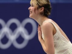 A medalha de patinação artística feminina dos EUA de Alysa Liu está em seus ombros