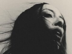 A gótica Shakira dá conselhos a um capricorniano obcecado por bombas de amor e fantasmas