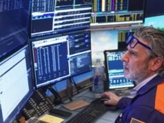 As ações afundam e os preços do petróleo sobem à medida que as preocupações com a IA, a inflação e uma possível guerra atingem Wall Street