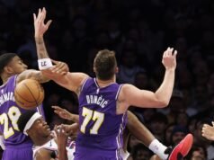 Luka Doncic deixou o jogo do Lakers contra o 76ers com uma lesão no pé