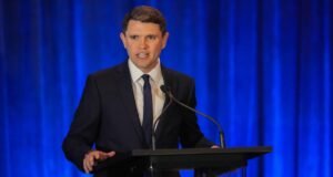 Stephen Colbert deixa a CBS por bloquear entrevistas com candidatos democratas