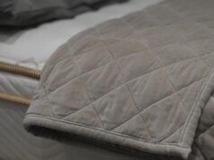 Cobertores pesados ajudam você a dormir melhor? Aqui está o que você precisa saber