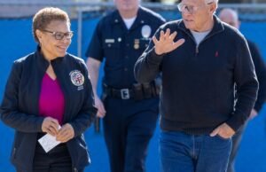 A prefeita de Los Angeles, Karen Bass, lidera o controle de danos por incêndio em Palisades, mostra e-mail