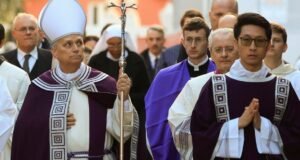 A liturgia da Quarta-feira de Cinzas do Papa lamenta as “cinzas do direito internacional”