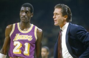 Uma estátua fora do estádio do Lakers é a primeira de Pat Riley