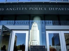 A polícia de Los Angeles disse que ele ficou tão ferido que não conseguiu trabalhar e depois saltou de paraquedas, disse o promotor